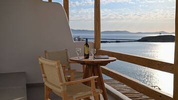 Deluxe Suite, Jetted Tub, Sea View | 1 bedroom, premium bedding, in-room safe, soundproofing