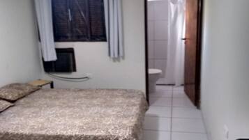 6 quartos, ferros/tábuas de passar roupa, roupa de cama