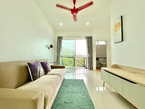 Smart TV, mesa de pingue-pongue, livros