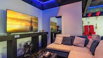 Smart-TV, Tischtennisplatte, Bücher