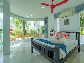 8 Schlafzimmer, Zimmersafe, Schreibtisch, Bügeleisen/Bügelbrett
