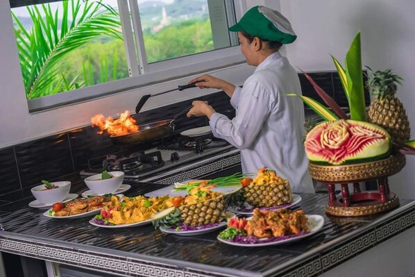 Dining - Private Pool Villa for your family and friends / Private Chef available (Tambon Chalong)