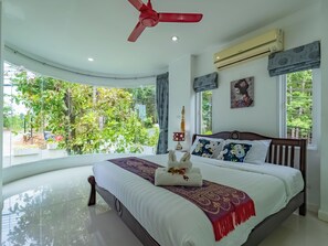8 Schlafzimmer, Zimmersafe, Schreibtisch, Bügeleisen/Bügelbrett