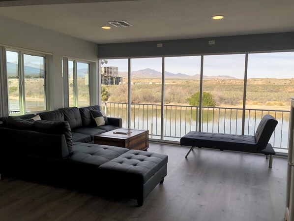 Smart TV - WATERFRONT HOME A, Sleeps 10, private dock, near launch ramp 5627146969 (Bullhead City)