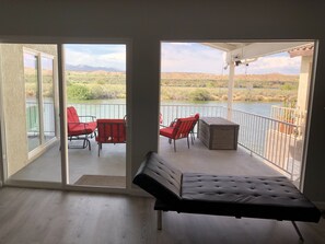 Smart TV - WATERFRONT HOME A, Sleeps 10, private dock, near launch ramp 5627146969 (Bullhead City)