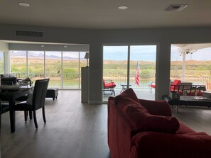 Smart TV - WATERFRONT HOME A, Sleeps 10, private dock, near launch ramp 5627146969 (Bullhead City)