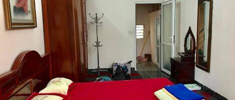 2 bedrooms, iron/ironing board, WiFi