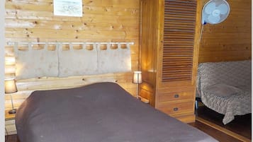 Bangalô, 1 cama de casal | Cortinas blackout, berços grátis, roupa de cama