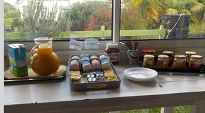 Daily buffet breakfast for a fee - Les Vanilliers (Saint-Joseph)