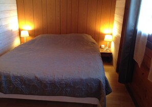 Familienbungalow (2 adults, 2 children) | Verdunkelungsvorhänge, kostenlose Babybetten, Bettwäsche