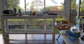 Tägliches Frühstücksbuffet (7.5 EUR pro Person)