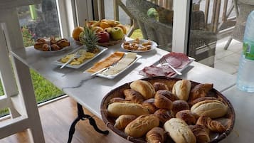 Tägliches Frühstücksbuffet (7.5 EUR pro Person)