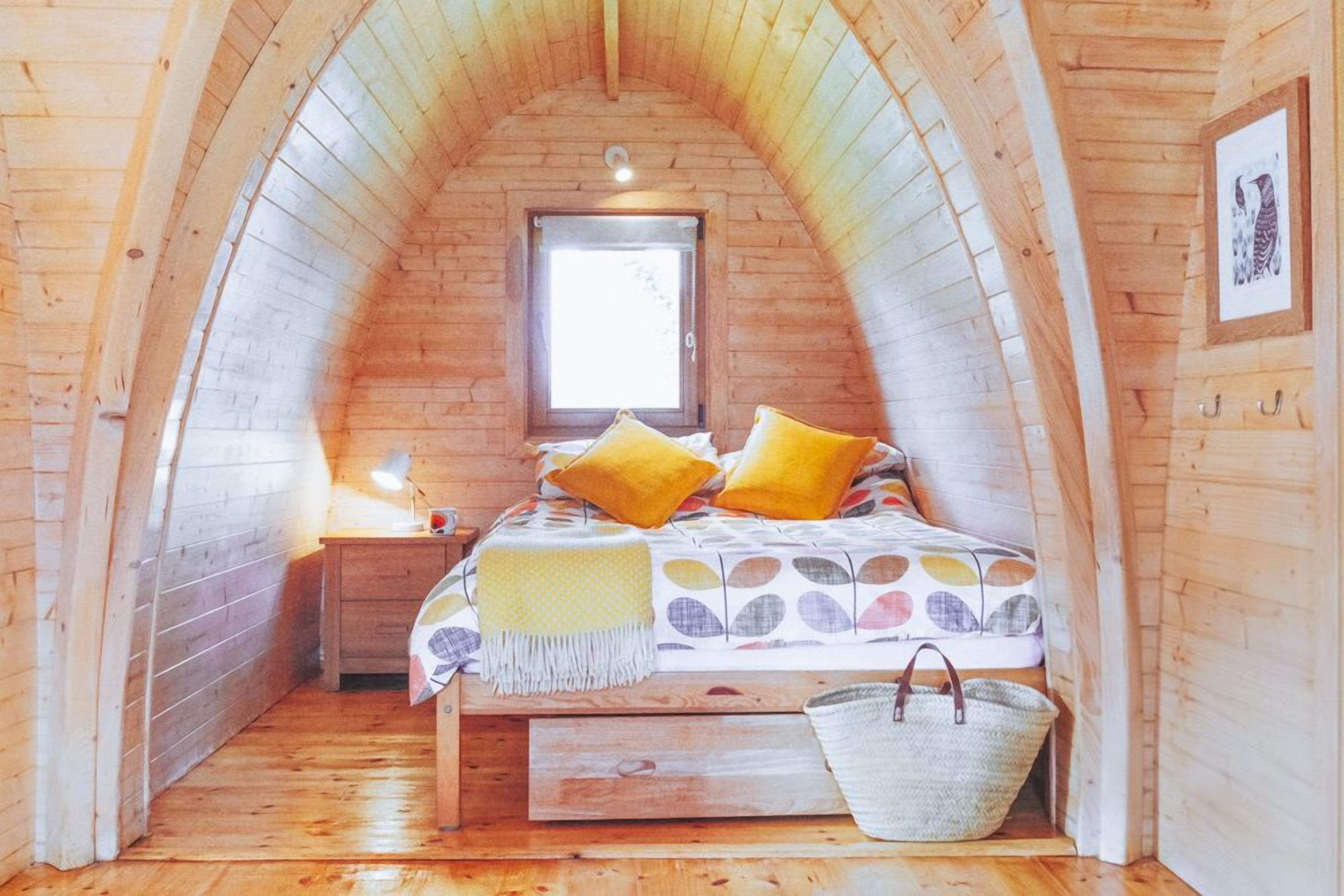 Pods | Iron/ironing board, bed sheets