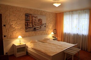 Doppel- oder Zweibettzimmer | Schreibtisch, kostenloses WLAN, Bettwäsche