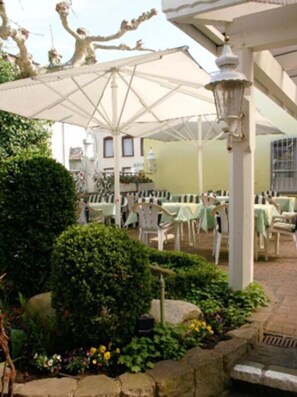 Terrace/patio - Hotel Die Post in Bürgel GmbH (Offenbach am Main)