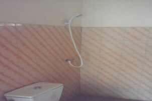 Un baño pequeño con inodoro y ducha.