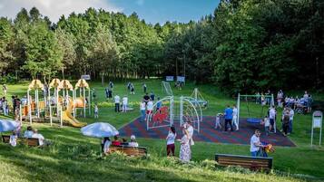 Zona de juegos infantil al aire libre