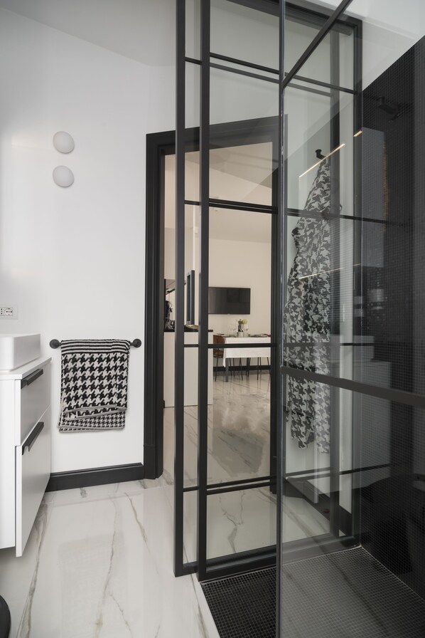 Luxury-Apartment, 1 Schlafzimmer | Badezimmer | Dusche, kostenlose Toilettenartikel, Haartrockner, Bidet