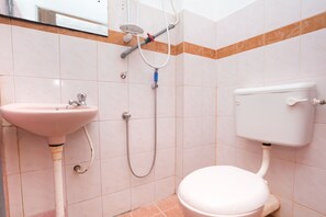 Standard Twin Room, 2 Single Beds, Non Smoking | Bathroom | Shower, free toiletries, slippers, towels