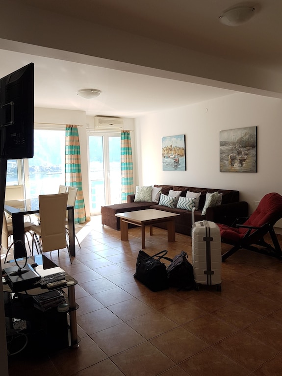 Ventilado Y Espacioso Apartamento Con Magníficas Vistas Al Mar - Kotor