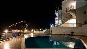 Une piscine offrant une vue dégagée sur l’eau, un escalier menant à un niveau supérieur et une rambarde entourant l’espace piscine.