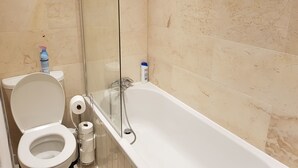 Un bagno con il water, una doccia e una vasca.