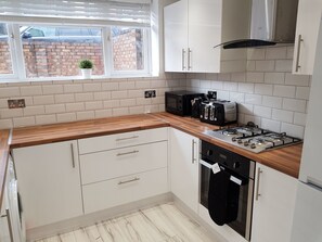 Deluxe Apartment, Multiple Beds, Non Smoking | Private kitchen