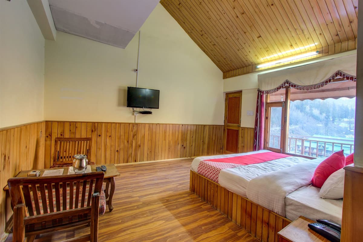 Classic Room, 1 King Bed, Smoking, Valley View | Living room