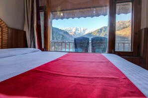 Interior entrance - Solang Holiday Inn (Manali)