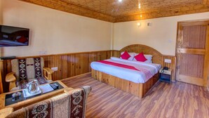 Habitación Deluxe, 1 cama de matrimonio grande, fumadores, vistas al valle | Servicio de comidas en la habitación