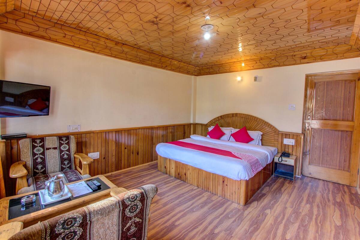 Deluxe Room, 1 King Bed, Smoking, Valley View | In-room dining