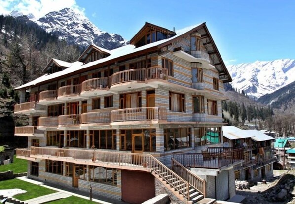 Front of property - Solang Holiday Inn (Manali)