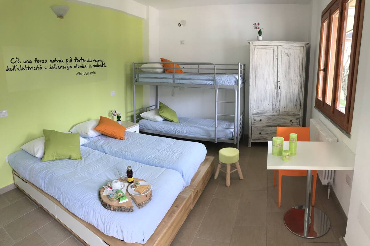Quarto quádruplo básico, várias camas, acessível, para não fumantes (Maccagno) | Roupas de cama antialérgicas, cofres nos quartos, escrivaninha
