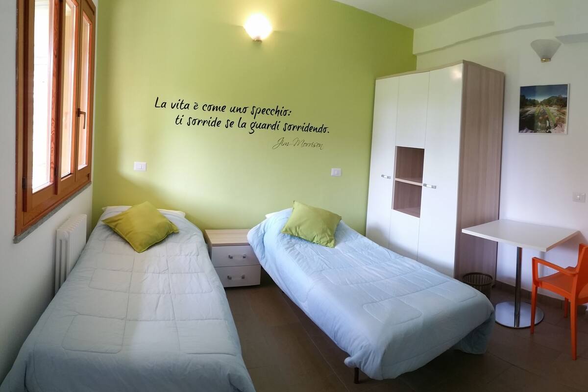 Quarto triplo básico, acessível, banheiro compartilhado (Taranto) | Roupas de cama antialérgicas, cofres nos quartos, escrivaninha