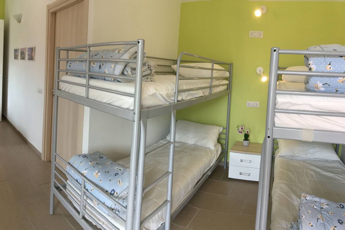 Quarto família, para não fumantes (Verzasca) | Roupas de cama antialérgicas, cofres nos quartos, escrivaninha