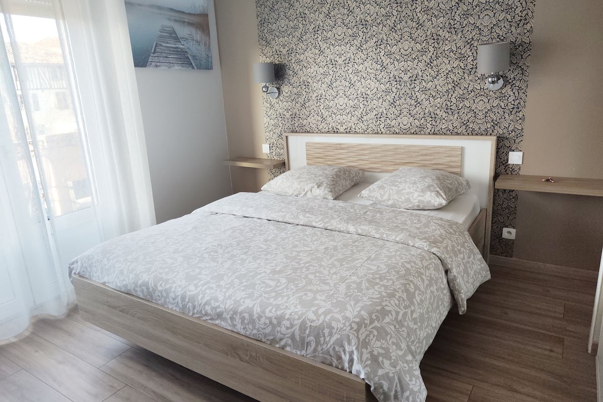 double room | free wifi, bed sheets