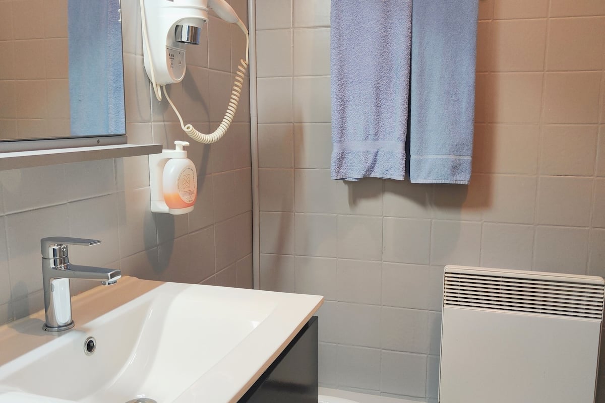 shower, free toiletries, towels