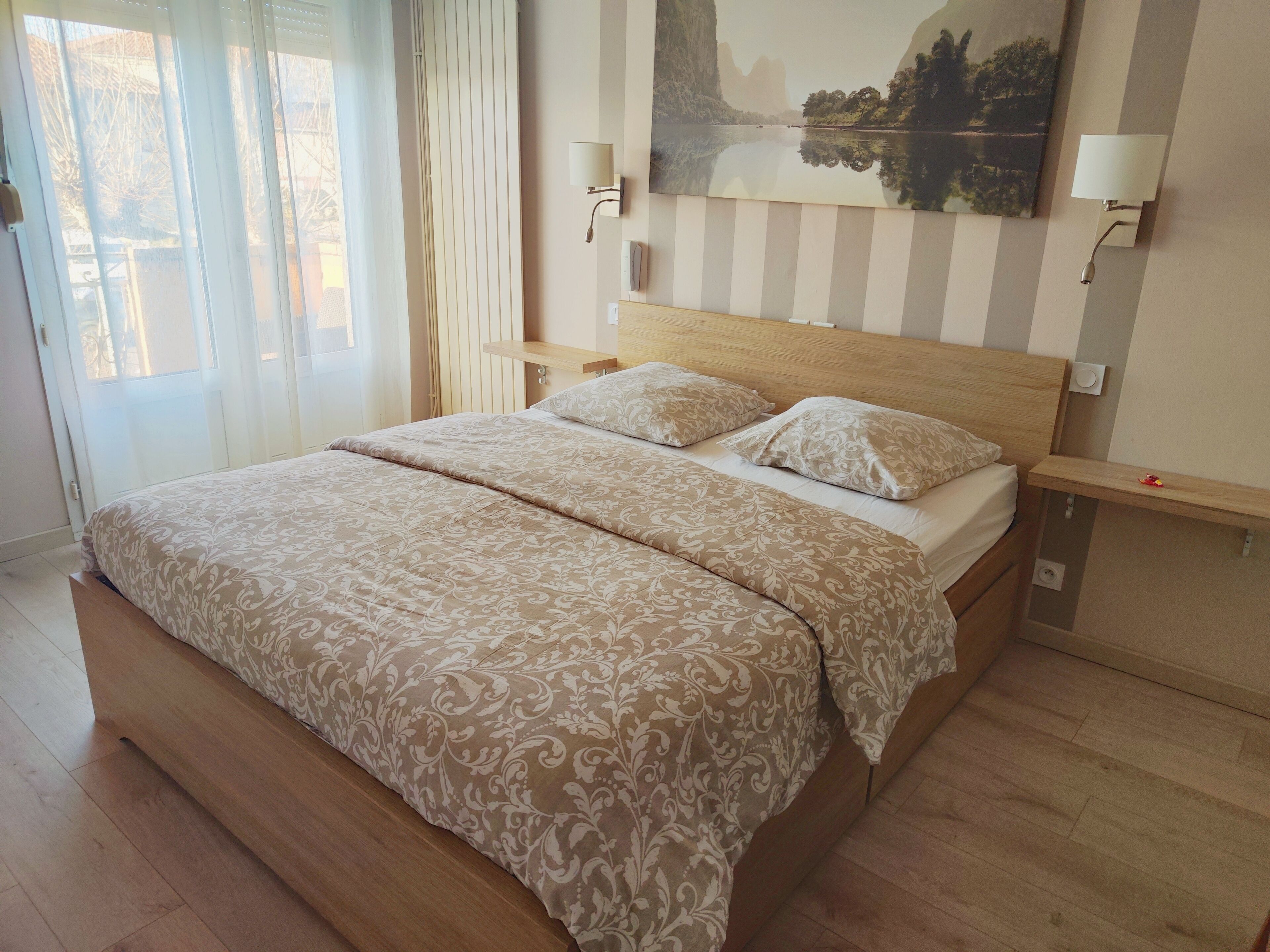 free wifi, bed sheets