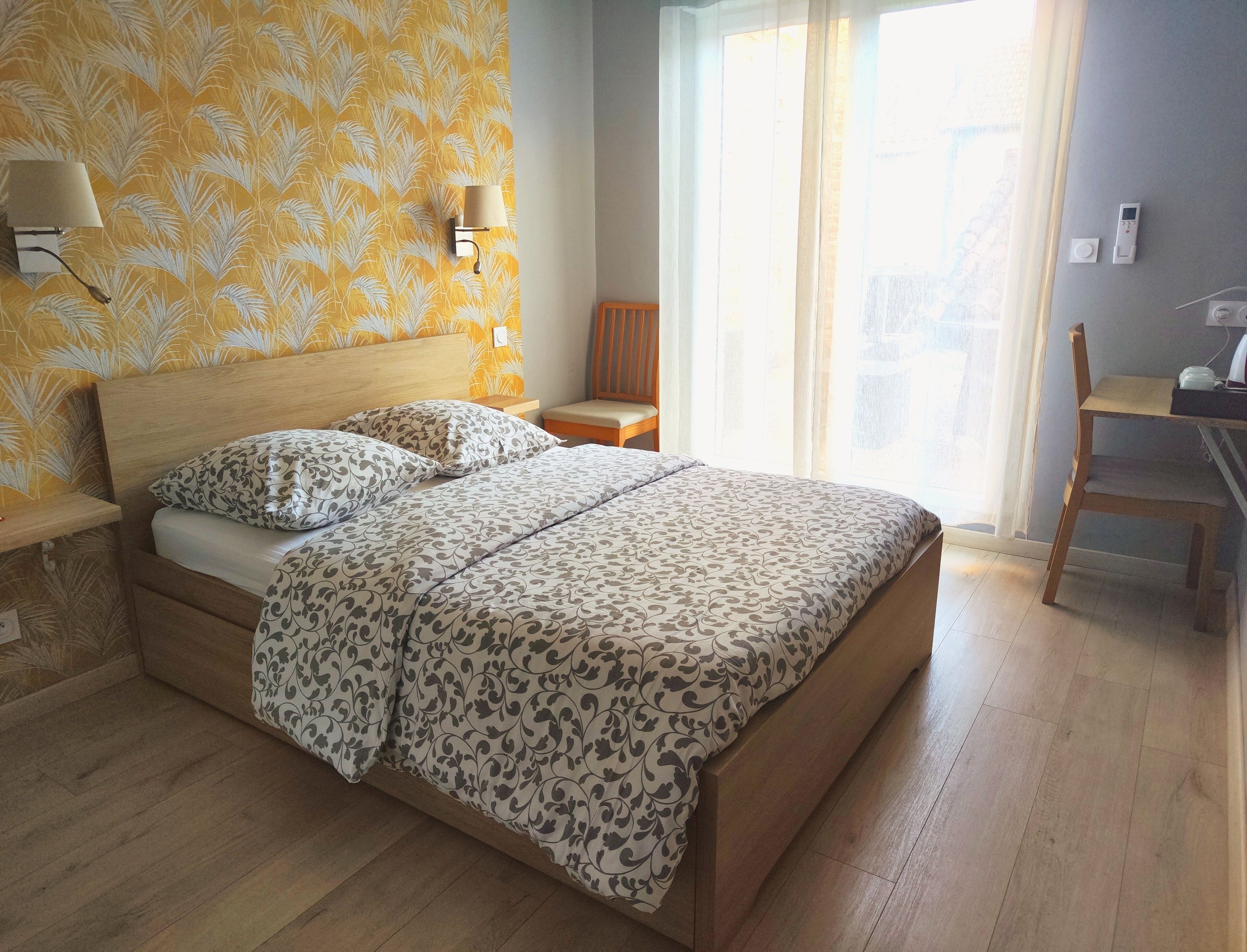 double room | free wifi, bed sheets