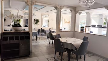 Der serveres frokost, aftensmad og lokale retter
