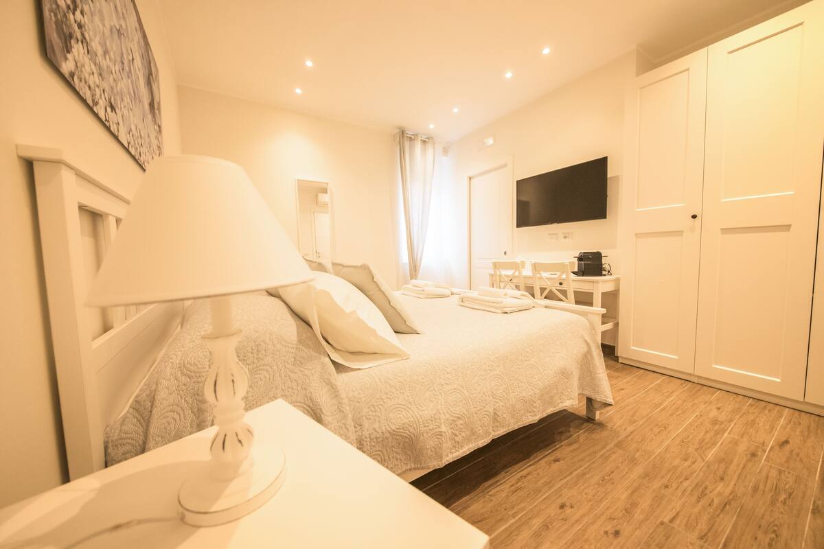 Deluxe Double Room | Premium bedding, down comforters, memory foam beds, in-room safe