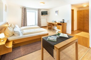 Dobbeltrom, 1 kingsize-seng med sovesofa, balkong | Oppholdsområde | Flatskjerm-TV