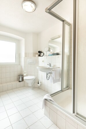 Doppelzimmer, 1 King-Bett und Schlafsofa, Balkon | Badezimmer | Kostenlose Toilettenartikel, Haartrockner, Handtücher