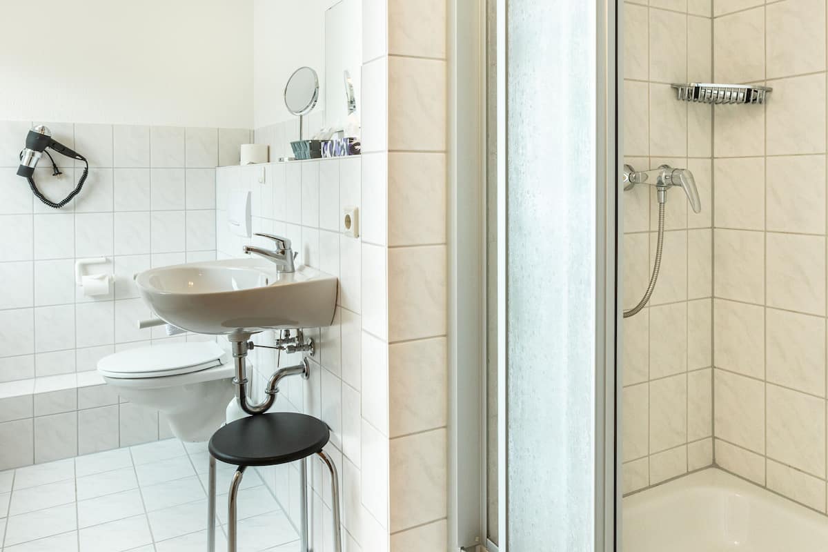 Double Room, 1 Katil Raja (King), Balcony | Bilik Mandi | Kelengkapan dandanan diri percuma, pengering rambut, tuala disediakan 