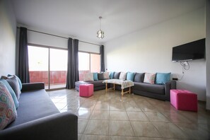 Exclusive Apartment, 4 Bedrooms, Terrace, Garden View | Living area