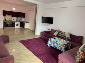 Luxury-Apartment, 4 Schlafzimmer, Poolzugang, zum Garten hin | Eigene Küche | Großer Kühlschrank, Mikrowelle, Ofen, Herdplatte