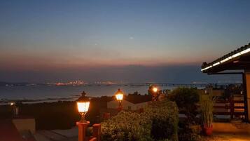 Boendets fasad - kväll/natt