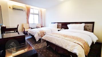 Comfort szoba kétszemélyes ággyal, több ágy, nemdohányzó | Íróasztal, sötétítőfüggöny, ingyenes wifi és ágynemű