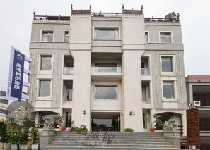 Vista frontal de la propiedad