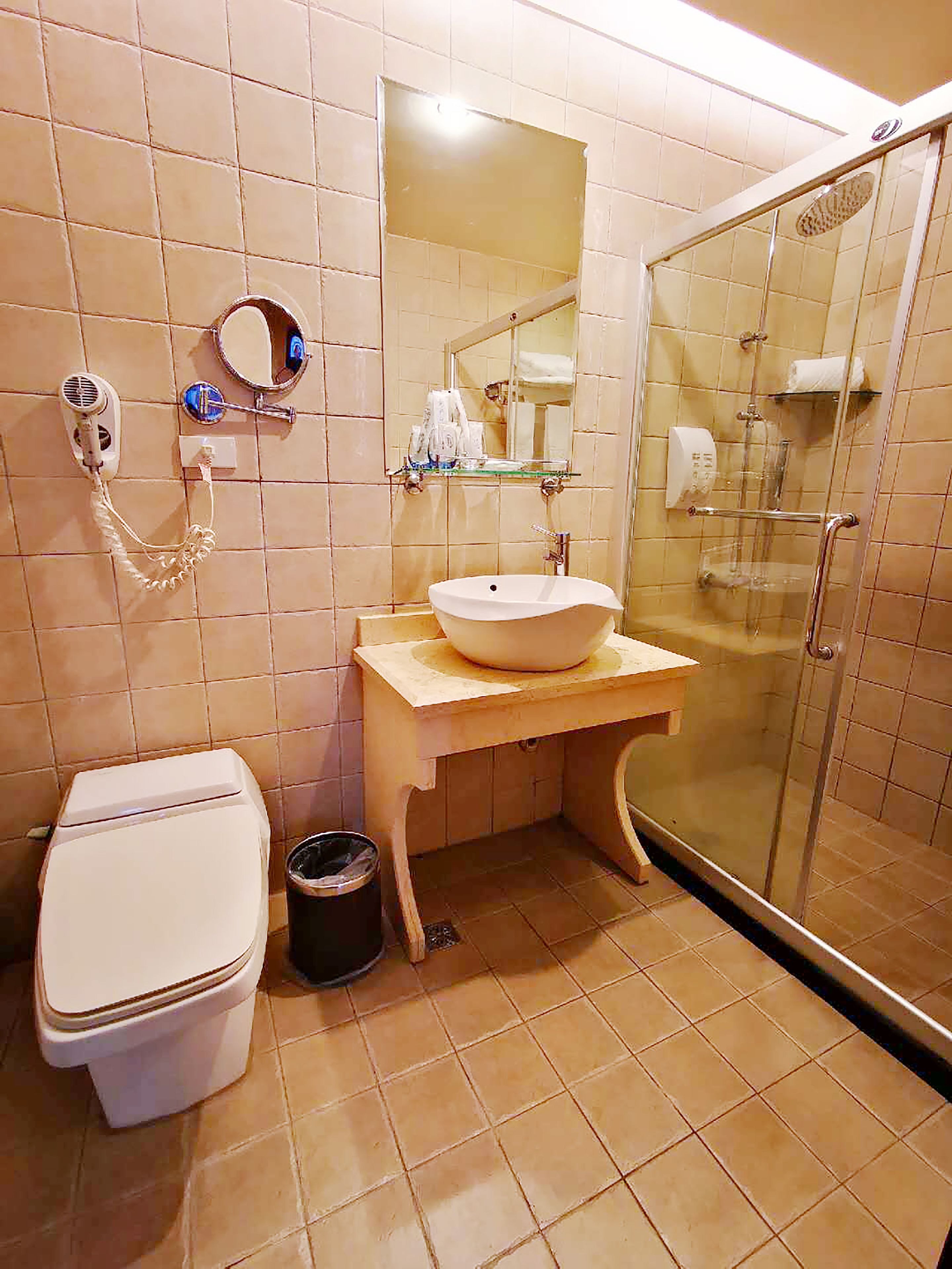 shower, rainfall showerhead, free toiletries, hair dryer